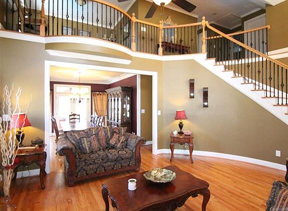3rd image of 150 Royal Oaks Ln