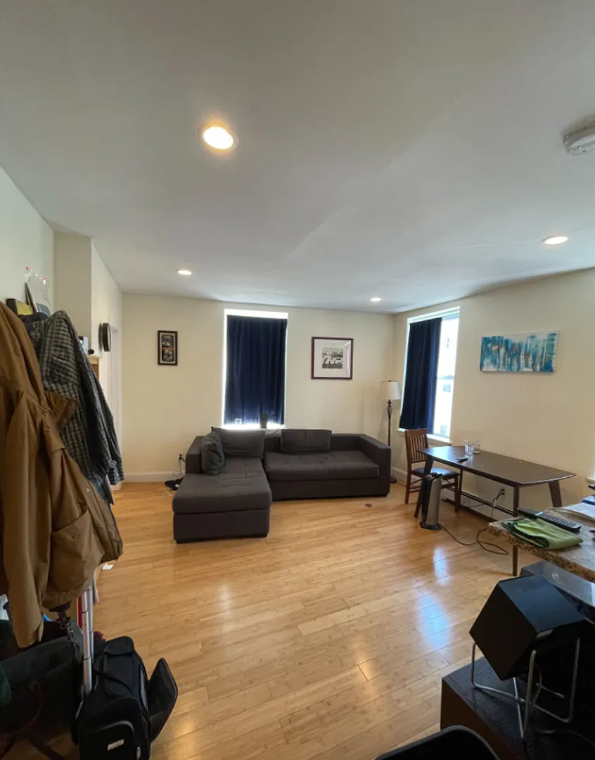 Gorgeous 1.5 bed with great location in East Boston available 8/1/2026 — Photo 1