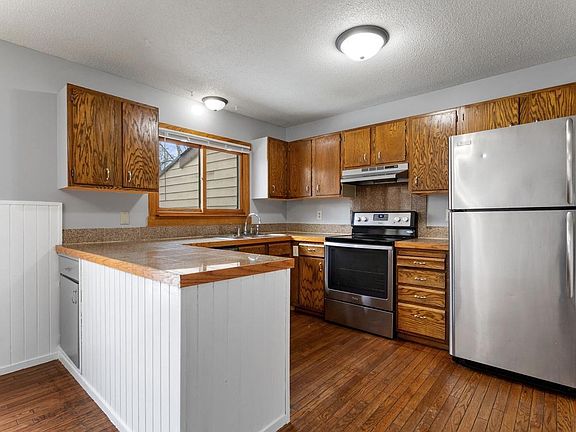 2nd image of 120 W Eagle Lake Dr