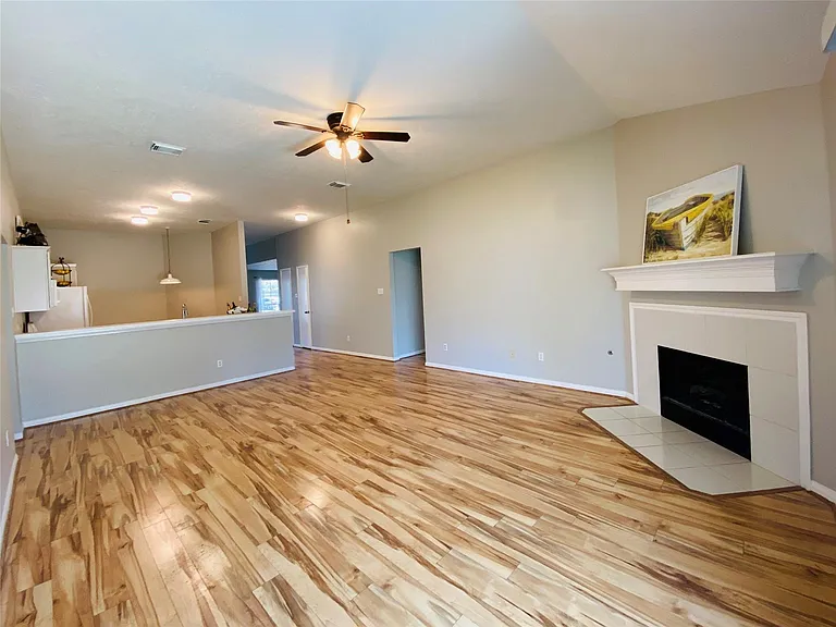 1404 Helmsley Dr — Photo 9