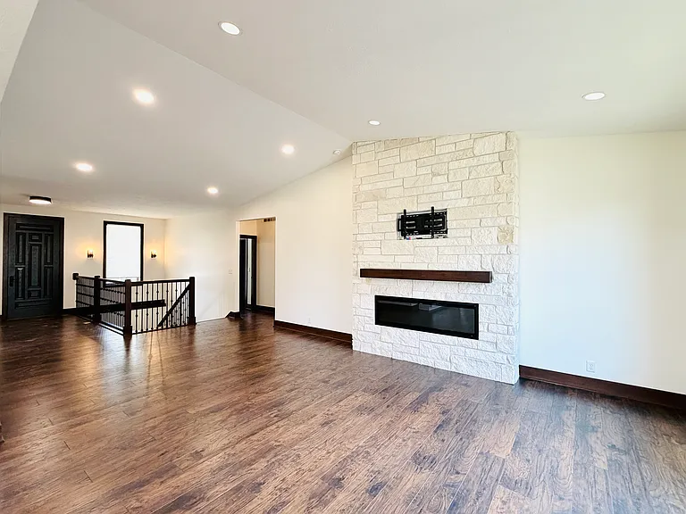2961 Valley Stream Dr — Photo 6