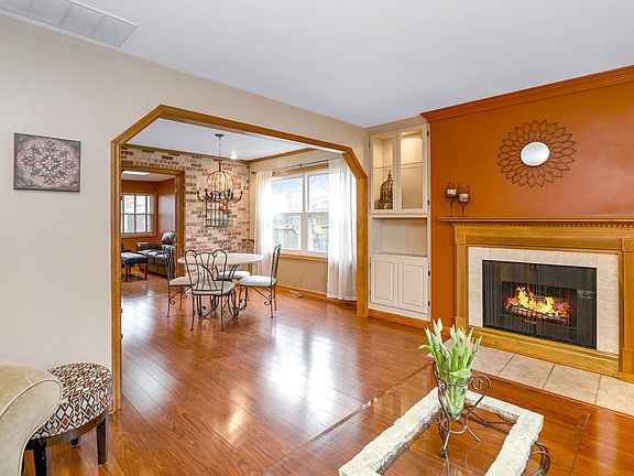 5th image of 1035 W Maplewood Ln