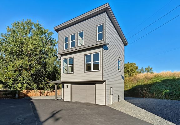 3rd image of 817A Lewis St