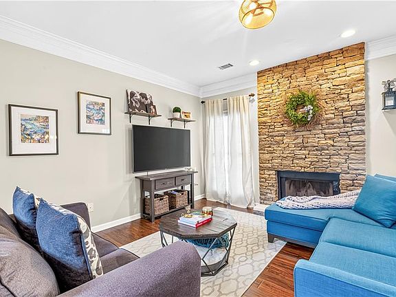 4th image of 1935 Briar Pond Way