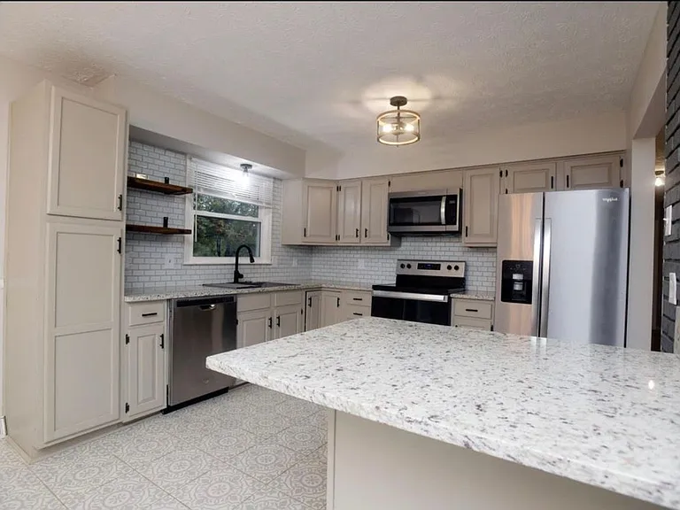 121 Eastern Hills Dr — Photo 4