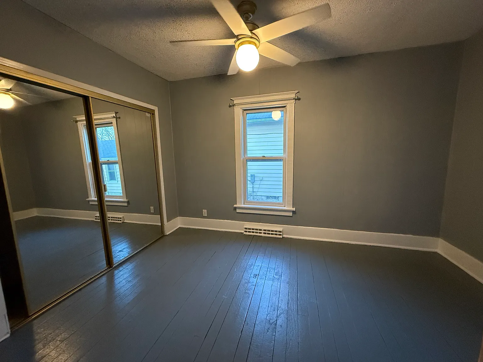 3 bed, 1300 sqft, $2,100 — Photo 2