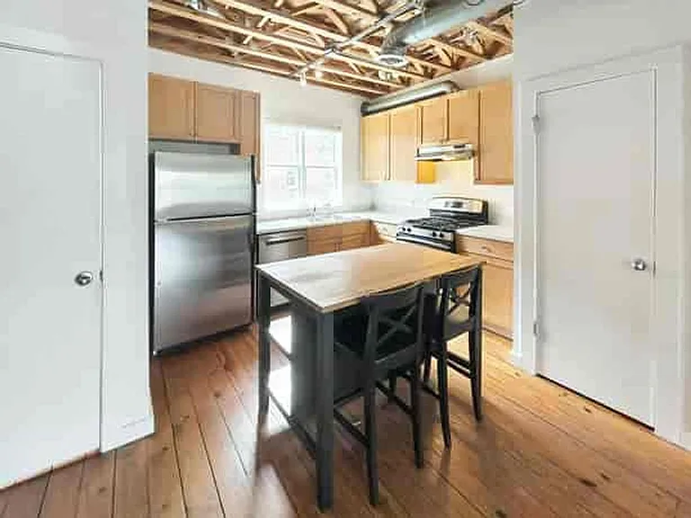322 Peters St SW #2 — Photo 9