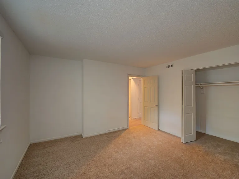 Thousand Oaks Apartments & Townhomes — Photo 6