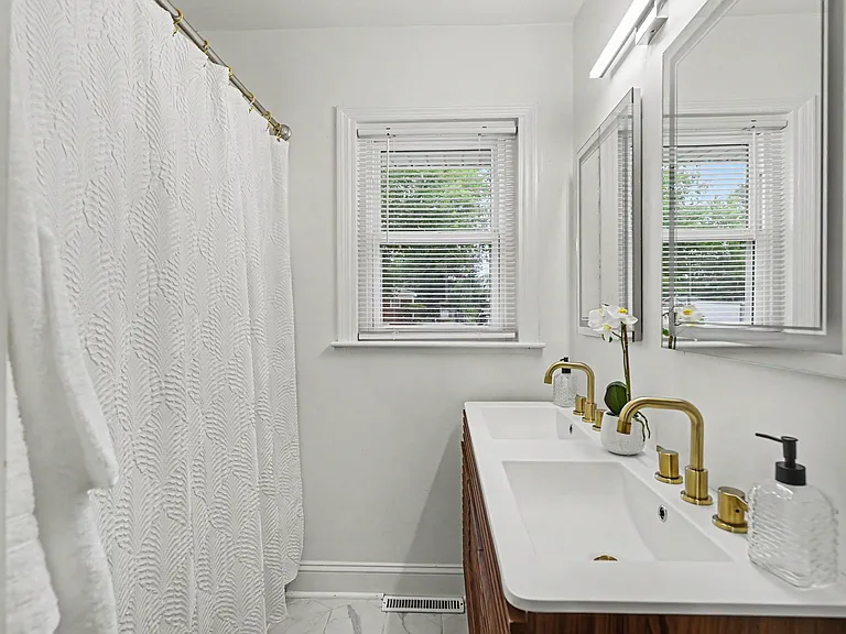 3430 Meredith Ave — Photo 16
