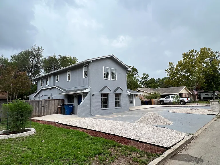 707 Dallas St — Photo 2
