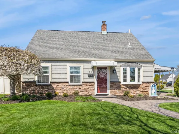 29 Spool Lane, Levittown, NY 11756