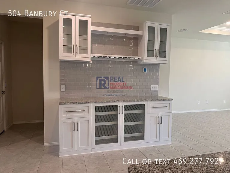504 Banbury Ct — Photo 7