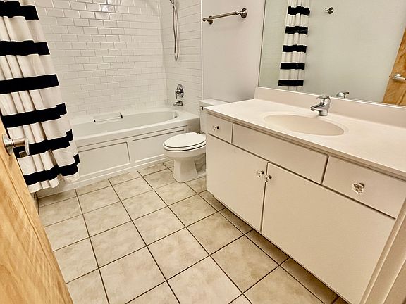 5th image of 630 N Franklin St APT 913
