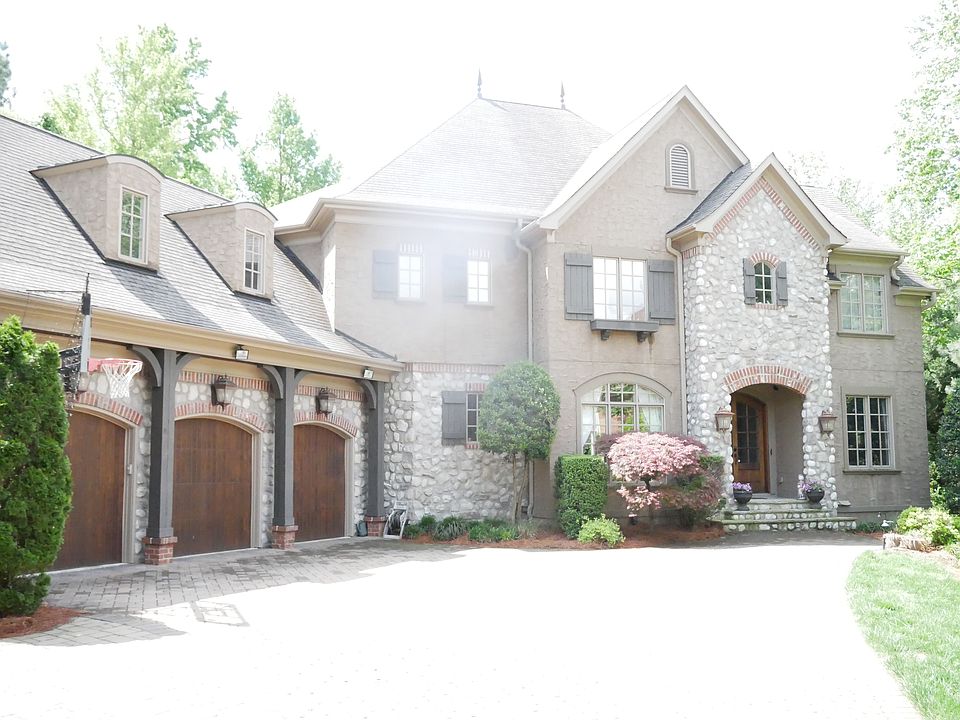 Pavers/Huge 3 car garage