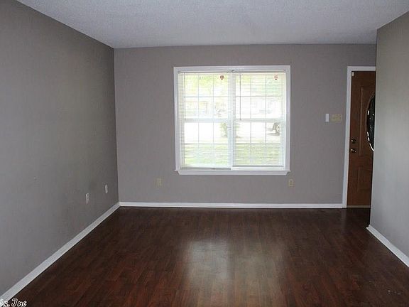 3rd image of 28 Greenhaven Pl
