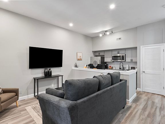 3rd image of 1021 Allen Ave #C