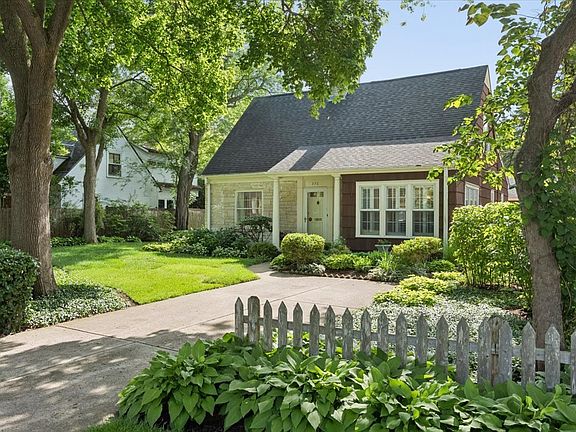 3rd image of 376 Rosewood Ave