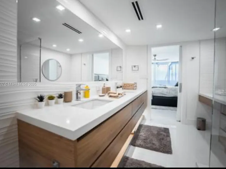 5600 Collins Ave #14K — Photo 13