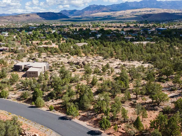 548 N Rock Garden Ln, Dammeron Valley, UT 84783