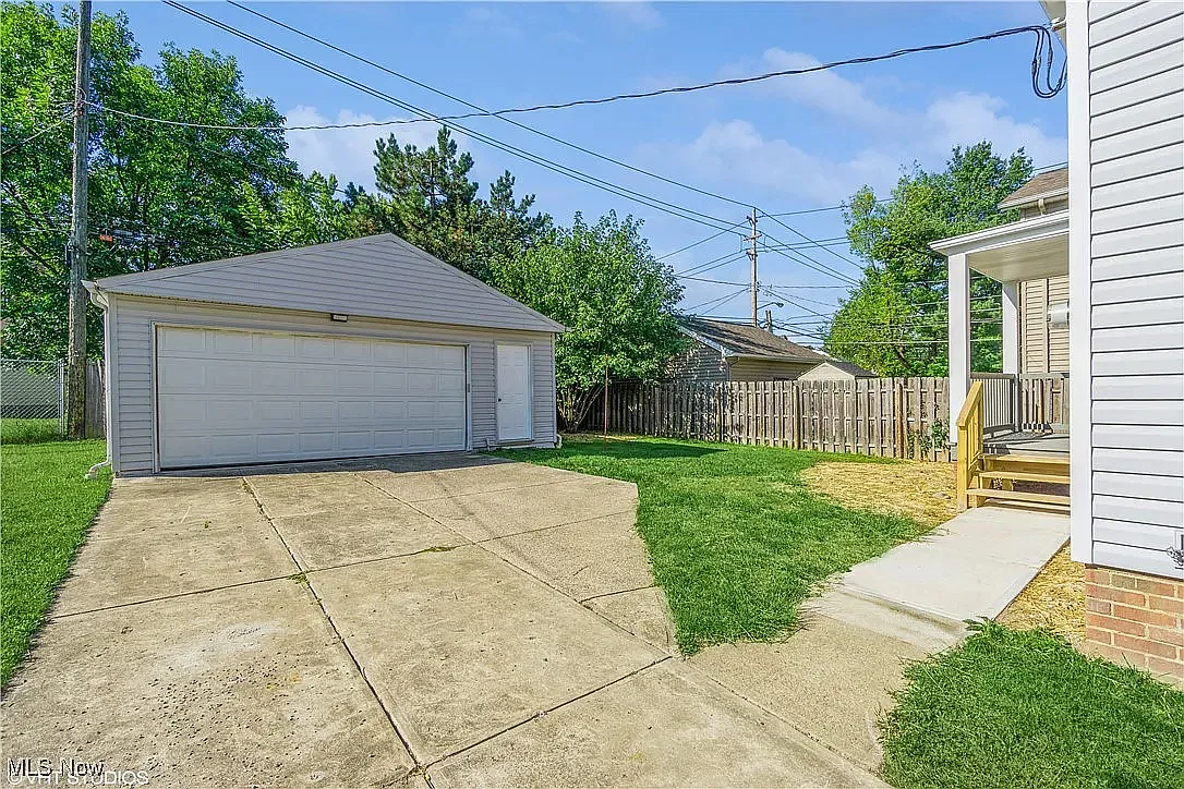 3 bed, 1.5 bath, 1756 sqft, $1,900 — Photo 2