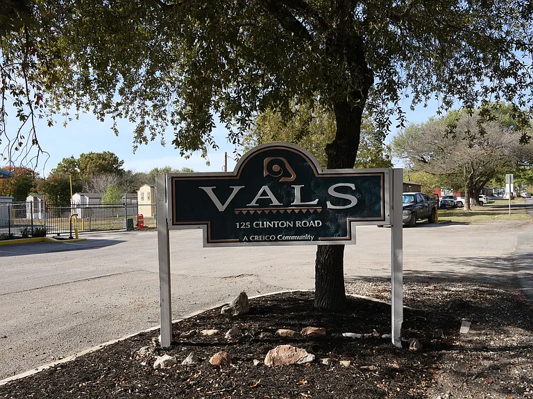 Val's — Photo 7