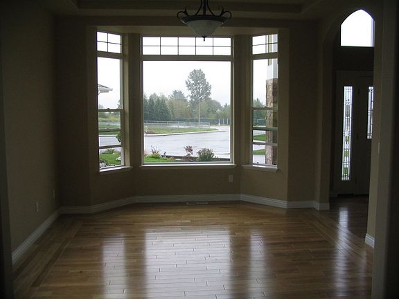 dining room (view of cul de sac)