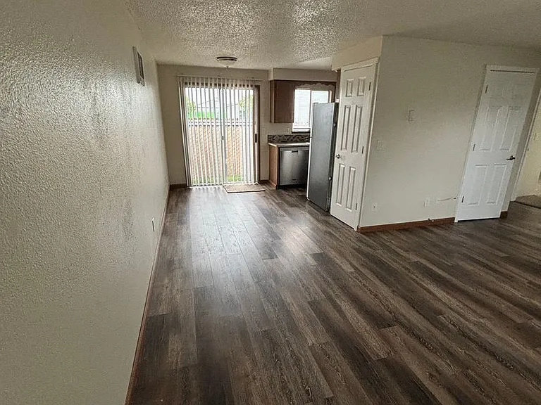 1 Bedroom 1 Bathroom at Hollywood Park Apartments — Photo 18