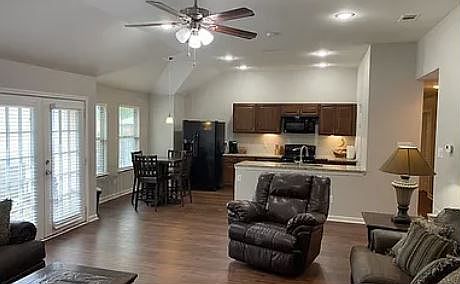 4th image of 437 Guadalupe Dr