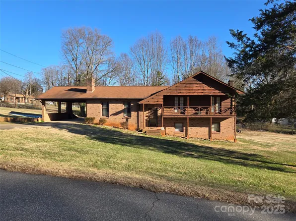 1074 25th St NE, Hickory, NC 28601