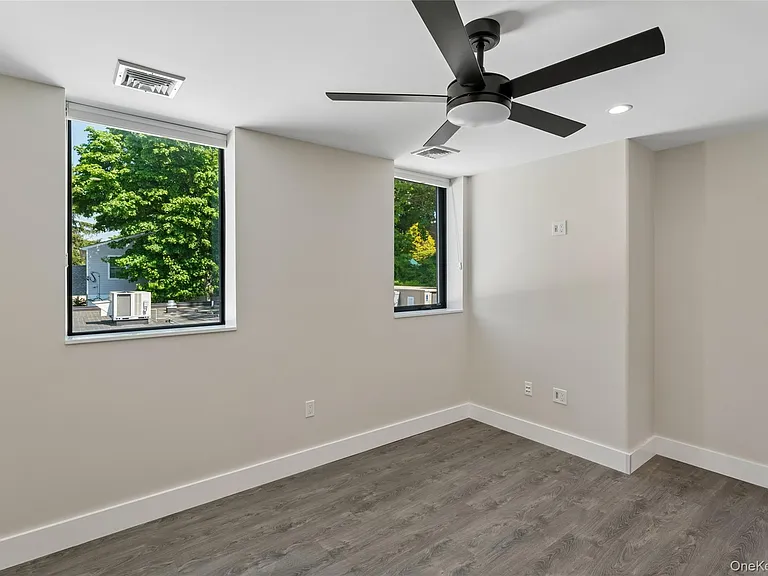 780 New York Ave #B — Photo 9