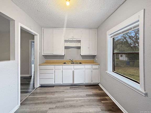 3rd image of 842 PRICE AVE