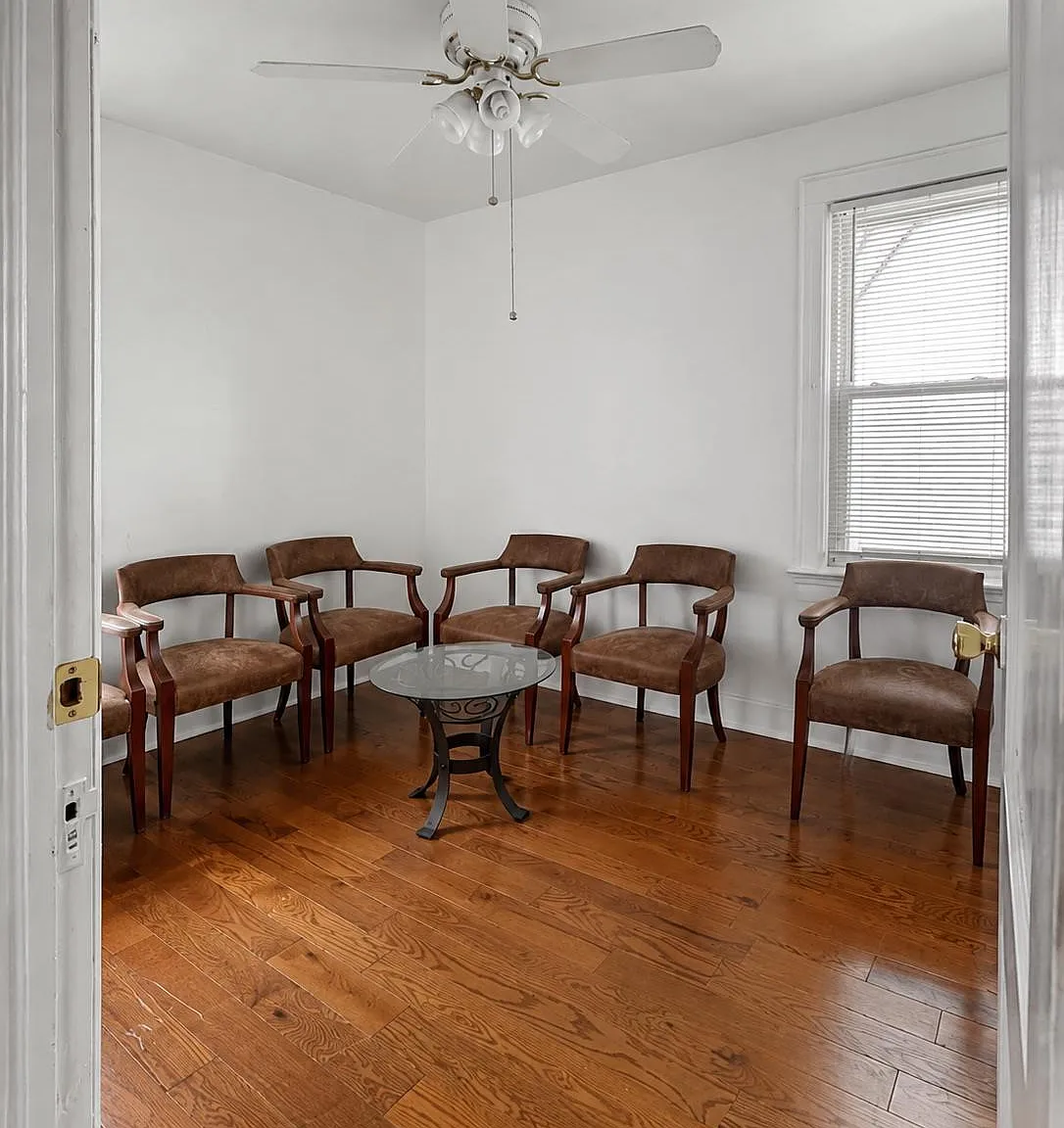2 bed, 1.0 bath, 1568 sqft, $3,000 — Photo 3