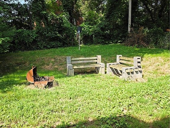 5th image of 956 Jefferson Dr