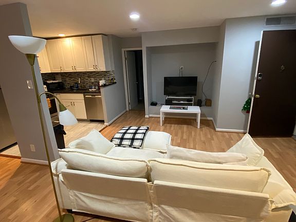 4th image of 180 Talbott St