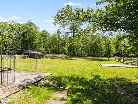 4th image of 50 Clinton Rd