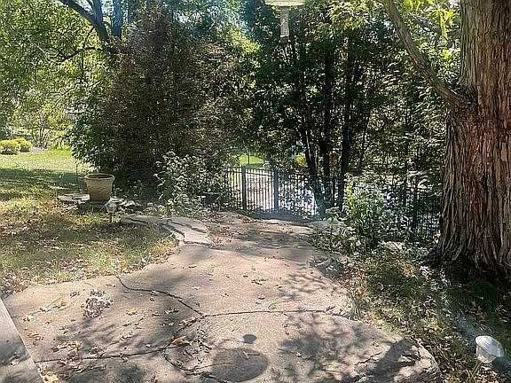 4th image of 616 Robinhood Ln