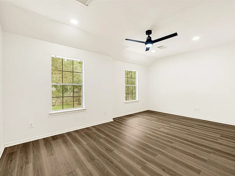146 S Walden Elms Cir — Photo 20