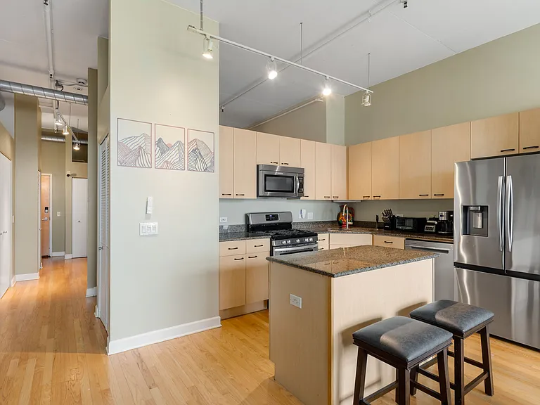 1301 W Madison St #503 — Photo 7