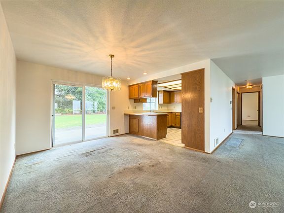 4th image of 242 Edinburgh Drive