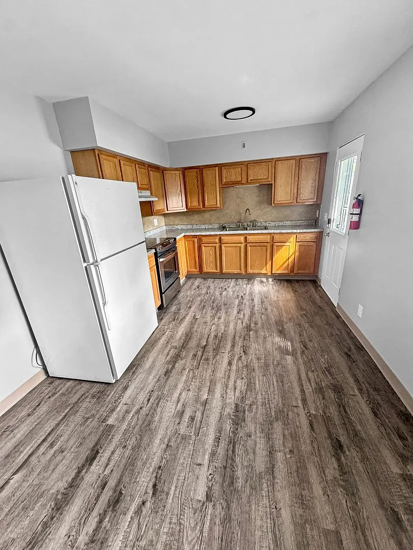 3 bed, 1.0 bath, 986 sqft, $1,495 — Photo 2
