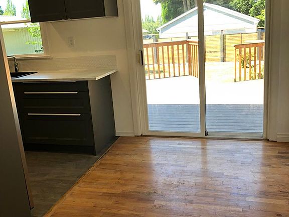 Dining area, doors to deck