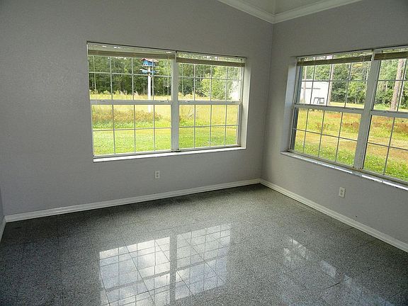 4th image of 255 Circle Dr E
