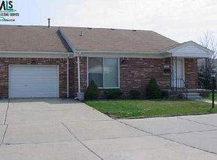 401 Doremus Ln, Saint Clair Shores, MI 48080