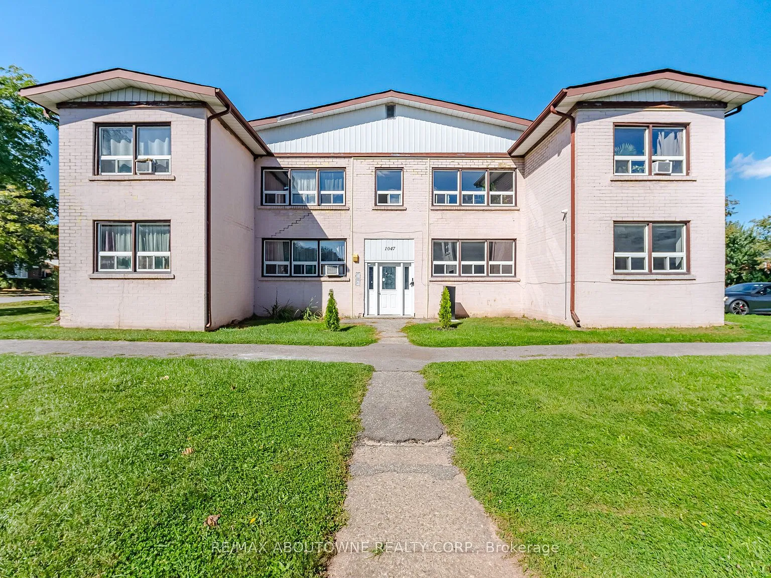 2 bed, $2,050 — Photo 1