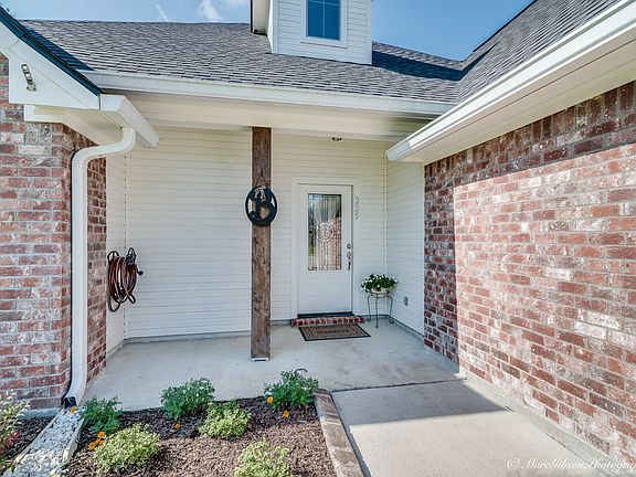 2nd image of 225 Southern Creek Cir