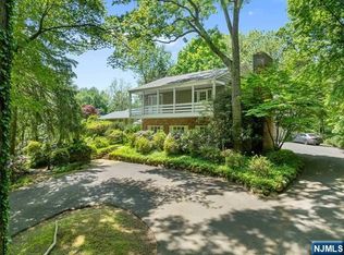 3 Lambs Ln, Cresskill, NJ 07626