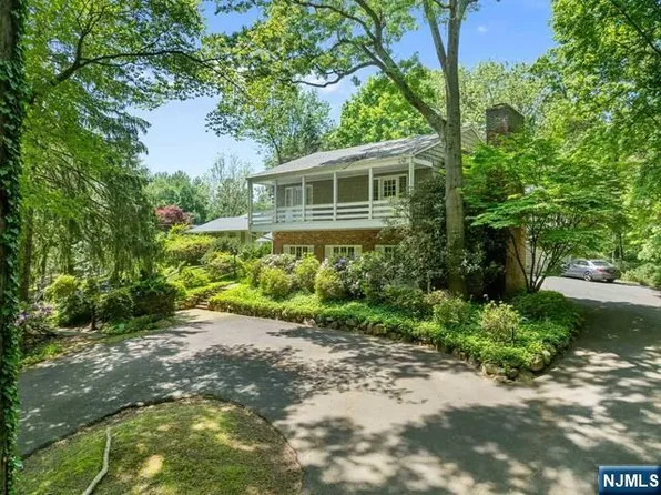 3 Lambs Ln, Cresskill, NJ 07626
