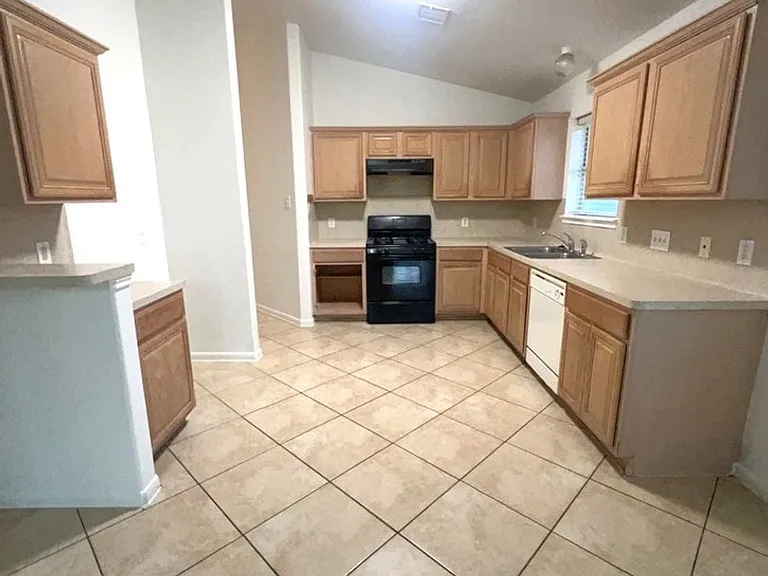 810 Chance Ln — Photo 15