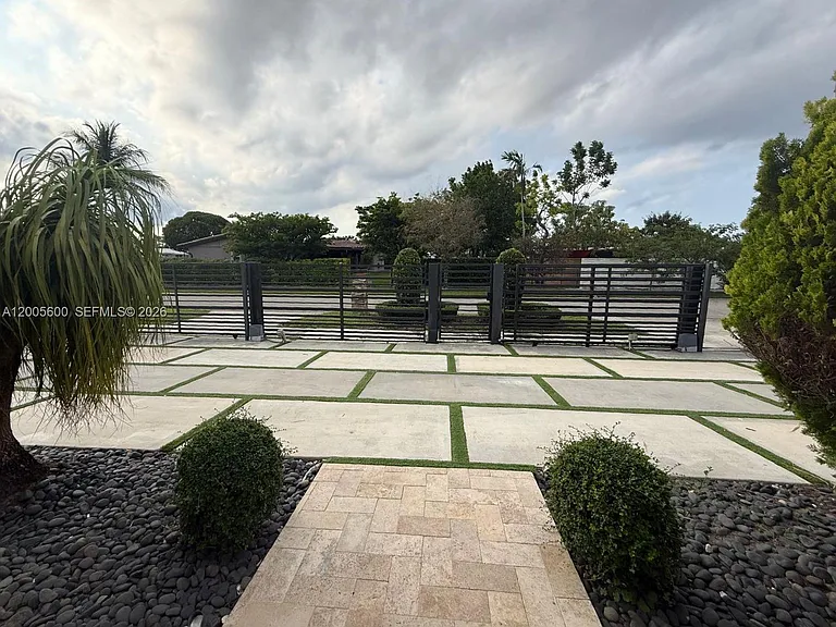13412 SW 68th Ter — Photo 3