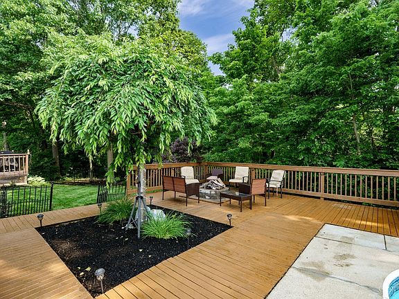 2nd image of 6940 Crown Pointe Dr